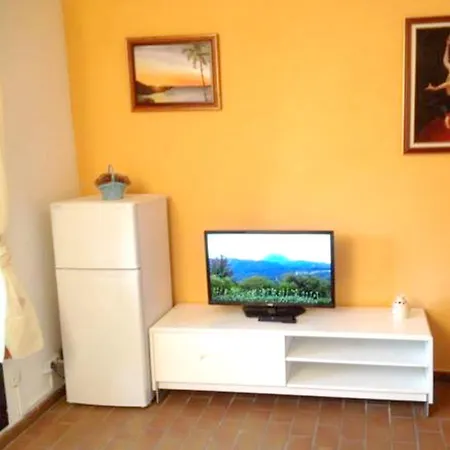 Studio A Six Fours Les Plages Avec Piscine Partagee Et Jardin Clos A 100 M De La Plage