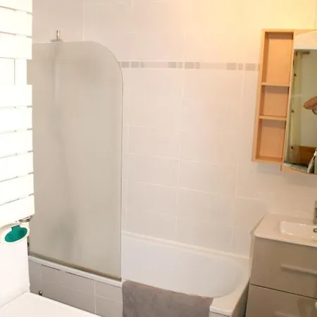 Studio A Six Fours Les Plages Avec Piscine Partagee Et Jardin Clos A 100 M De La Plage